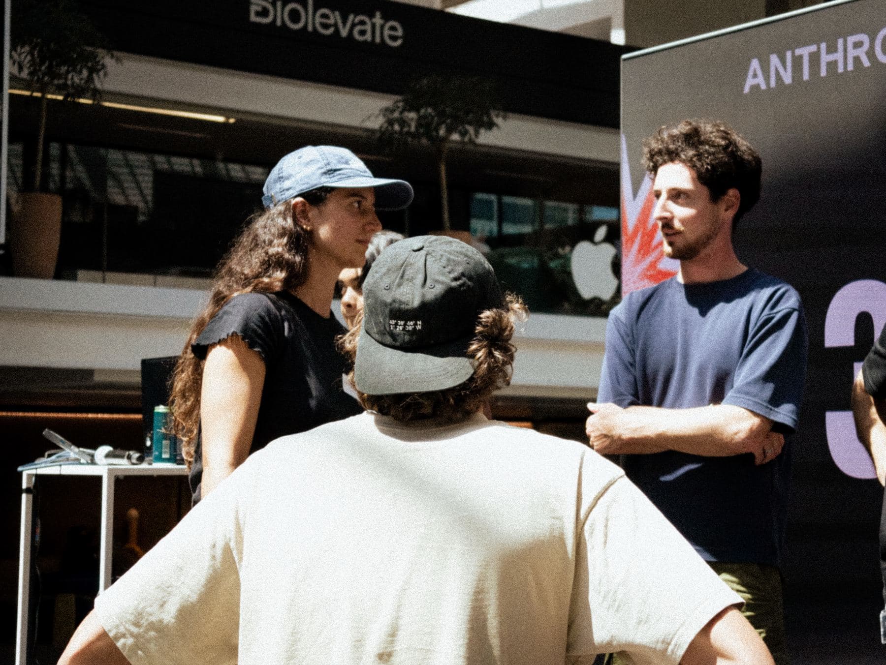 Anthropic mentor coaching a team in front of the Anthropic backdrop
